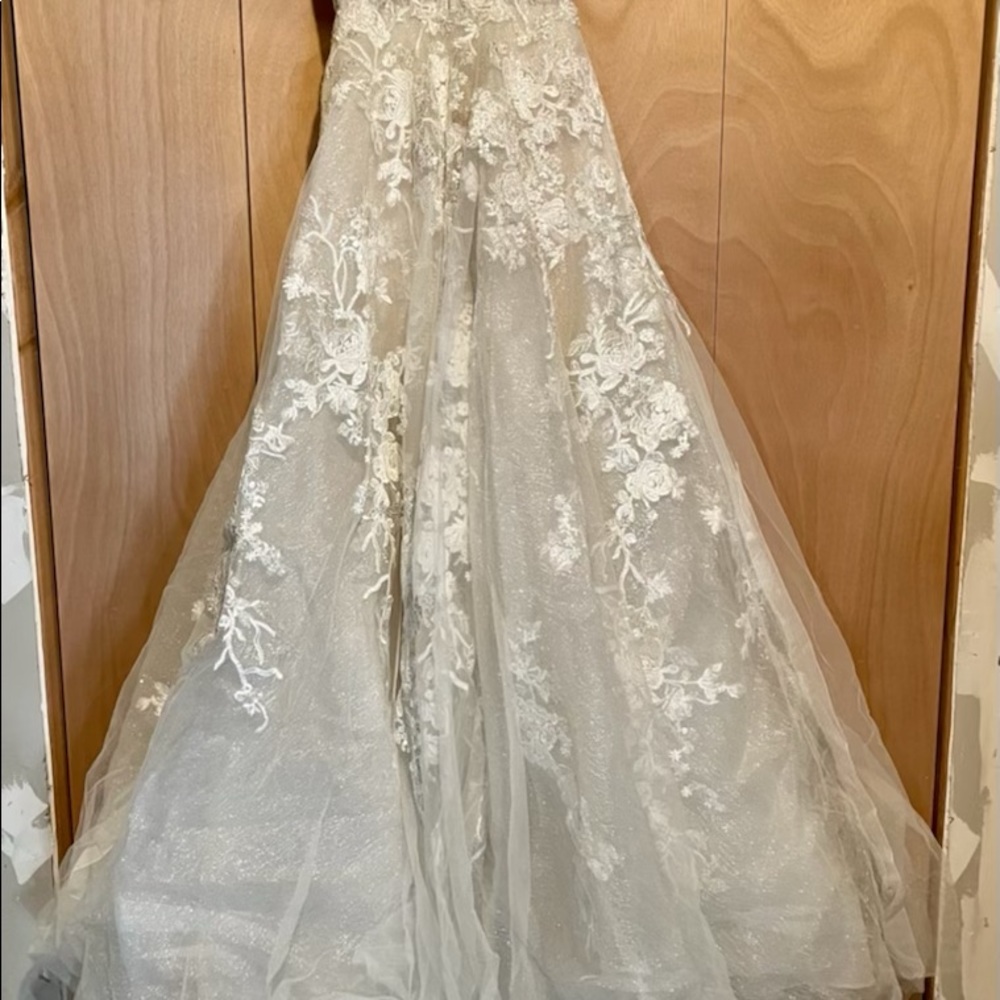 Easy Round Neck Long Tail Lace Embroidered Wedding Dress - Picture 4 of 5